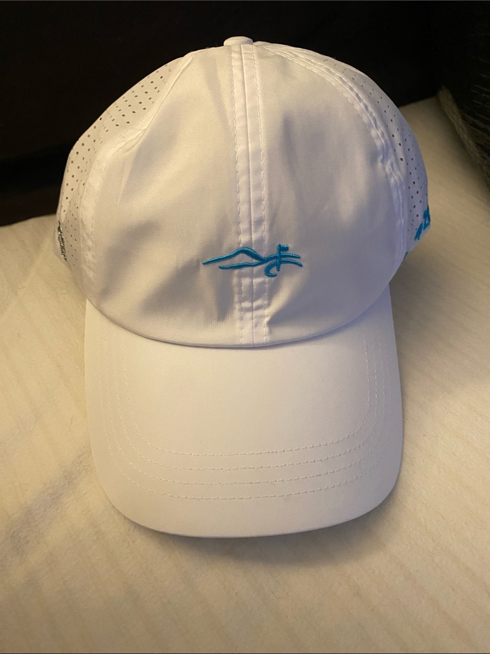 Vinhue White Women's Performance Cap with Teal Accent